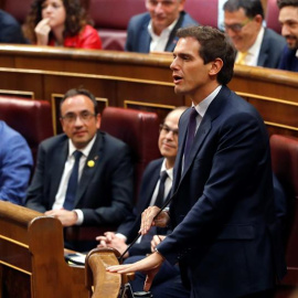 El líder de Ciudadanos,Albert Rivera, jura su cargo, durante la sesión constitutiva de las nuevas Cortes Generales de la XIII Legislativa que se celebra este martes en el Congreso de los Diputados. EFE/Ballesteros
