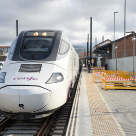 El tren comercial en la Línea de Alta Velocidad de Extremadura, a 23 de junio de 2022, en Plasencia, Cáceres, Extremadura (España).
