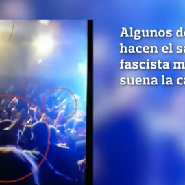 Jóvenes cantando himno fascista