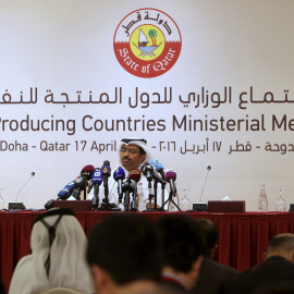 El Ministro de Energía qatarí  Mohammad bin Saleh al-Sad en la rueda de prensa tras la reunión que tuvo lugar el domingo en Doha, Qatar. REUTERS/Ibraheem Al Omar