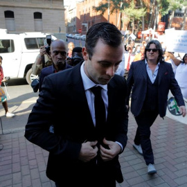 El exvelocista Oscar Pistorius llega al Tribunal Superior de Pretoria. EFE/Kim Ludbrook