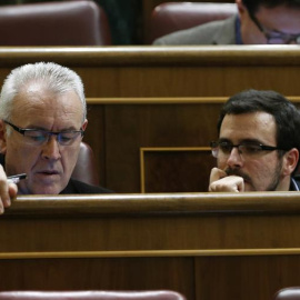El candidato de IU a la Presidencia del Gobierno, Alberto Garzón, prepara con Cayo Lara su próxima intervención, la primera, en el Debate sobre el Estado de la Nación. EFE