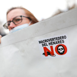 Participante levanta un cartel de "macrovertedero del Henares no" durante una manifestación frente al Ayuntamiento de Madrid de las Asociaciones vecinales que se concentran en Cibeles para protestar contra la basura de la Mancomunidad del E