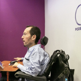 El secretario de Organización de Podemos, Pablo Echenique, durante la rueda de prensa convocada en Zaragoza en la que ha informado del resultado de la consulta hecha a sus simpatizantes sobre si apoyan el acuerdo del PSOE con Ciudadanos par
