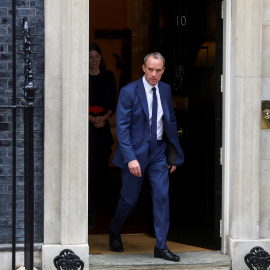 Dominic Raab sale de la residencia y oficina del primer ministro británico, en el 10 de Downing Street, a 26 de octubre de 2022.