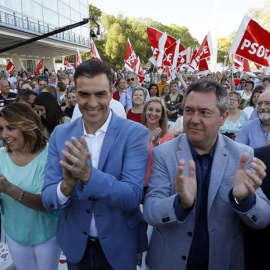 El secretario general del PSOE y presidente del Gobierno en funciones, Pedro Sánchez (c), junto a la secretaria general del PSOE andaluz, Susana Díaz (2i), y el alcalde de Sevilla y candidato a la reelección, Juan Espadas (2d). /EFE