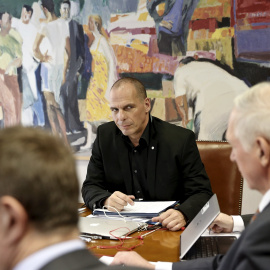 El ministro de Finanzas griego, Yanis Varoufakis, con el secretario de Estado de Finanzas suizo, Jacques de Watteville, en Atenas. REUTERS/Alkis Konstantinidis