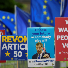 Pancartas de los anti-brexit con banderas de la UE a las afueras del Parlamento británico en Londres. /REUTERS