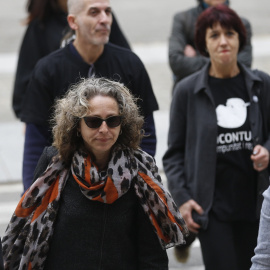 Ester Quintana, la mujer que perdió el ojo por la actuación policial durante la huelga general del 14 de noviembre de 2012, a su llegada  a la Audiencia de Barcelona. EFE/Alejandro García
