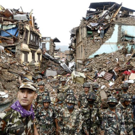 Varios soldados nepalíes participan en una operación de rescate en un edificio derrumbado. - EFE