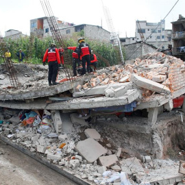 Una de las viviendas afectadas por el terremoto en el barrio Ciudad Futuro al sur de Quito, Ecuador. EFE/FREDY CONSTANTE