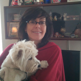 La micropoetisa Ajo, con su perra Musa María Furiase Toledano. / HENRIQUE MARIÑO