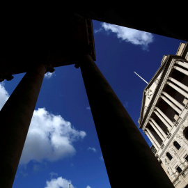 La sede del Banco de Inglaterra, visto desde la columnata del edificio de la antigua bolsa de Londres, en la City. REUTERS/Neil Hall