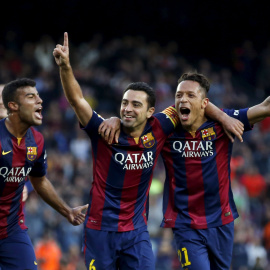 Rafinha, Xavi y Adriano celebran el gol del catalán al Getafe. REUTERS/Gustau Nacarino