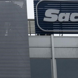 El logo de Sacyr, en la fachada del edificio de su sede en el madrileño Paseo de la Castellana. REUTERS