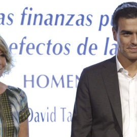 Esperanza Aguirre junto a Pedro Sánchez, en el homenaje al economista David Taguas, tras su fallecimiento, en septiembre de 2014. EFE