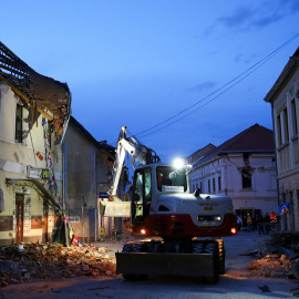 Una excavadora limpia los escombros tras el terremoto en Petrinja, Croacia.