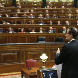 El presidente del Gobierno, Mariano Rajoy (d), durante su intervención en la sesión de control al Ejecutivo. /EFE