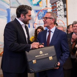 El ministro de cultura y Deporte, José Guirao (d), durante el traspaso de carteras con el ministro saliente Máxim Huerta (i), hoy en el ministerio de Cultura y Deporte en Madrid. - EFE