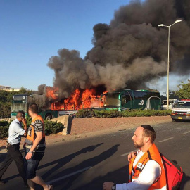Fotografía facilitada por el Maguen David Adom (equivalente a Cruz Roja) de un autobús en llamas tras la explosión en Jerusalén. EFE