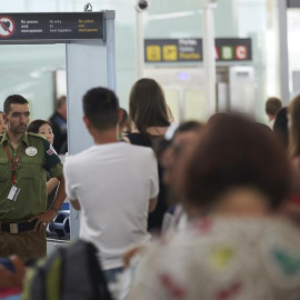 Las colas para acceder al control de seguridad del Aeropuerto de Barcelona-El Prat. EFE/Alejandro García