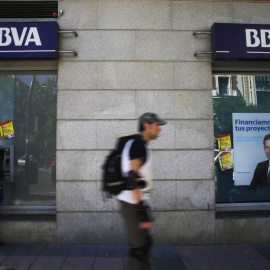 Una oficina del BBVA en Madrid. REUTERS