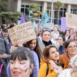 Varias mujeres protestan durante la manifestación por el Día Internacional de la Mujer, a 8 de marzo de marzo de 2023, en Lleida.
