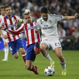 Isco y Griezmann pelean por un balón en el reciente derbi en la vuelta de los cuartos de final de la Champions. /REUTERS