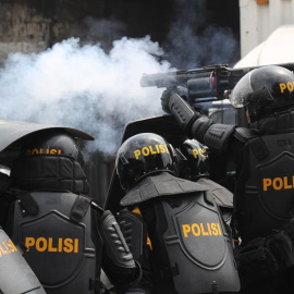 22/09/2019 - Policías antidisturbios se enfrentan a los manifestantes tras la reelección de Joko Widodo | EFE/ Bagus Indahono