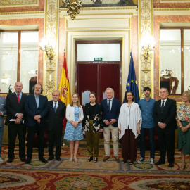 Los miembros de la Subcomisión del Estatuto del Artista entrega su informe a Ana Pastor (centro), presidenta del Congreso. CONGRESO DE LOS DIPUTADOS