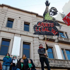 Miles de personas festejan la aprobación de la despenalización del aborto por parte de la Cámara de Diputados hoy, jueves 14 de junio de 2018, en las inmediaciones de la plaza del Congreso en Buenos Aires. (DAVID FERNÁNDEZ | EFE)