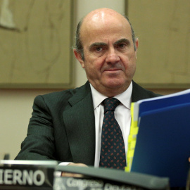 El ministro de Economía en funciones, Luis de Guindos, antes del inicio de su comparecencia en el Congreso para informar de la actualización del Programa de Estabilidad 2016-2019. REUTERS/Andrea Comas