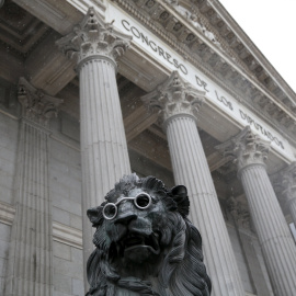 Los leones del Congreso en Madrid se ponen gafas para celebrar la novela del escritor Miguel de Cervantes 'Don Quijote', como parte de la conmemoración de los 400 años de la muerte del escritor. REUTERS/Andrea Comas