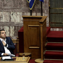 14/06/2018.- El primer ministro griego, Alexis Tsipras, atiende una sesión parlamentaria para debatir sobre las últimas medidas de reforma previas a la salida del rescate, en Atenas, Grecia. EFE/ Simela Pantzartzi