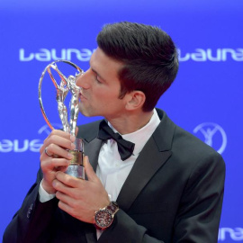 El tenista Novak Djokovic besa el trofeo Laureus en la gala celebrada en Berlín. /EFE