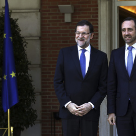 El presidente del Gobierno, Mariano Rajoy, junto al presidente de Baleares, José Ramón Bauzá, a su llegada al Palacio de la Moncloa. EFE/Sergio Barrenechea