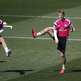 Los jugadores del Real Madrid Toni Kroos (i) y Martin Ødegaard (d), durante el entrenamiento de ayer. /EFE