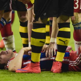 Lewandowski tumbado en el terreno de juego tras chocar con el portero Langerak. /AFP