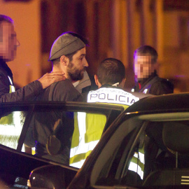 El detenido por empotrar su coche con explosivos contra la sede nacional del PP, en la calle Génova de Madrid, Daniel Pérez B., de 37 años, es trasladado por agentes de la policía hasta su casa en Bronchales (Teruel), donde está previsto qu