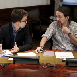 Pablo Iglesias e Íñigo Errejón durante la reunión de negociación entre Podemos, PSOE y Ciudadanos que tuvo lugar el 7 de abril. /REUTERS/Sergio Perez