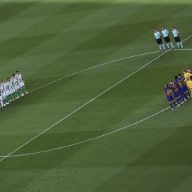 Los jugadores del Betis y del Barcelona guardan un minuto de silencio por las víctimas del atentado terrorista de Barcelona y Cambrils antes del inicio del partido correspondiente a la primera jornada de LaLiga Santander que se disputa en e
