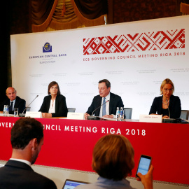 El vicepresidente del BCE, Luis de Guindos, el gobernador del Banco Central de Lituiania, Zoja Razmusa, el presidente del BCE, Mario Draghi, y la directora de Comunicación de la entidad, Christine Graeff, en la rueda de prensa tras la reuni