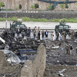 Oficiales de seguridad inspeccionan el lugar donde se ha producido un atentado cerca del Ministerio de Defensa en Kabul. - EFE