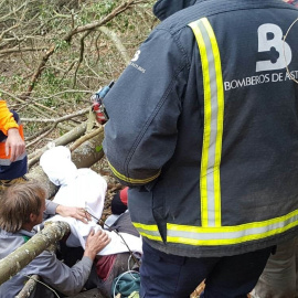 Bomberos de Asturias durante una de sus maniobras de ayuda. / SEPA Asturias - EP