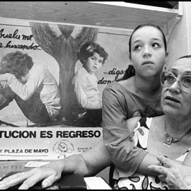 Carla Rutilo, con su abuela Matilde Artés.