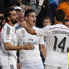 James Rodríguez con sus compañeros un gol. / EFE