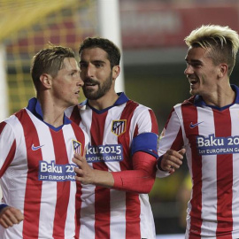 Fernando Torres, Raúl García y el francés Antoine Griezmann celebran el gol del Atlético ante el Villarreal. /EFE