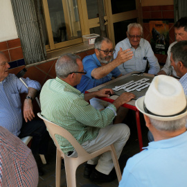 Un grupo de pensionistas juega al dominó en una terraza en la localidad malagueña de Fuengirola. REUTERS/Jon Nazca