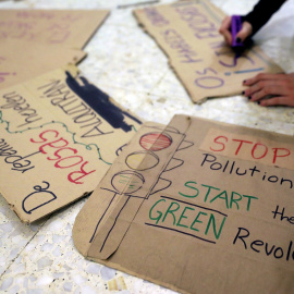 Pancartas de una de las manifestaciones de Jóvenes por el Clima. REUTERS/Sergio Perez
