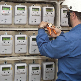 Un técnico instala los nuevos contadores de la luz digitales.
